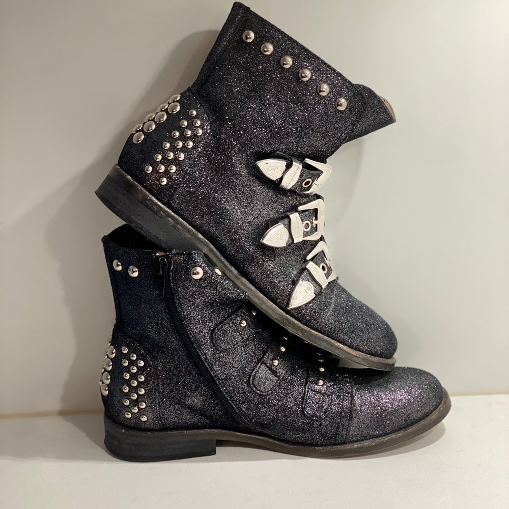 Jennifer Tattanelli Glitzy boots. Black Metallic Size 8